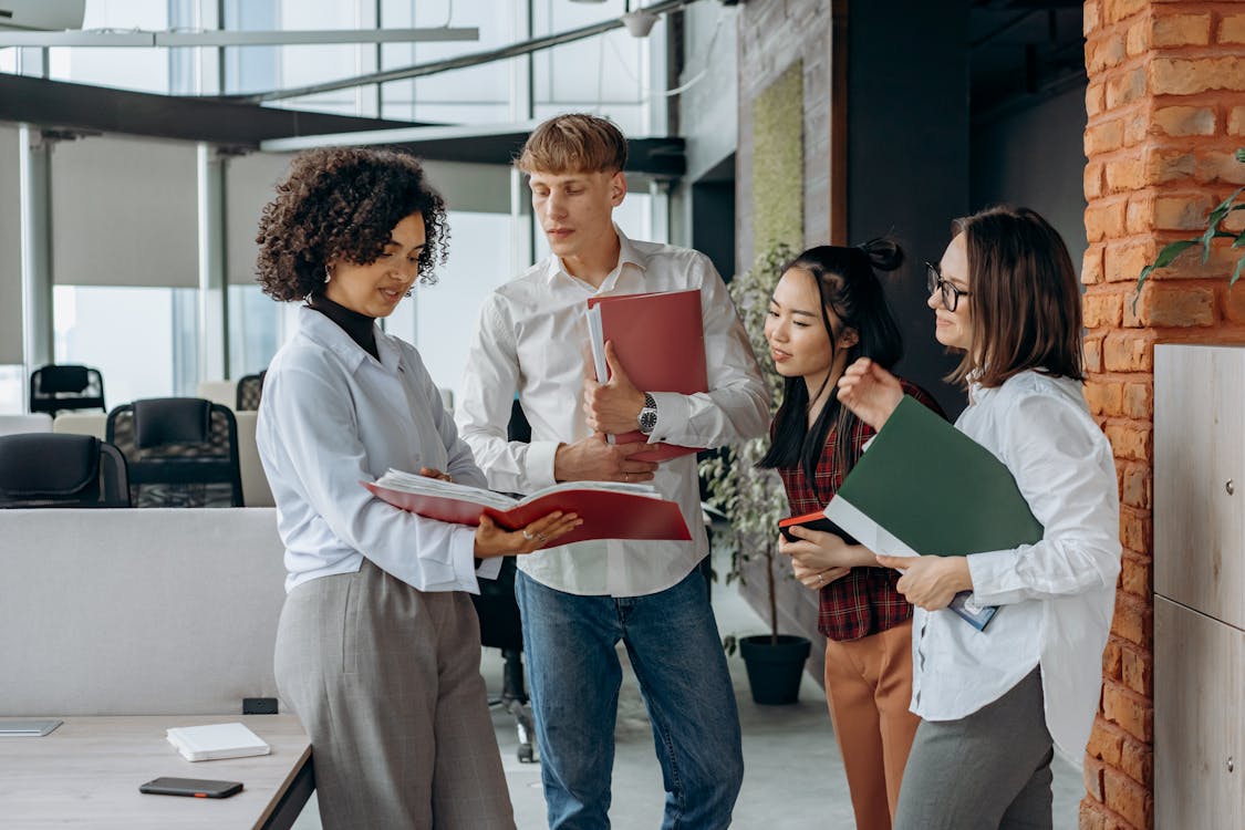 Professionnel évaluant ses compétences lors d'un bilan de carrière