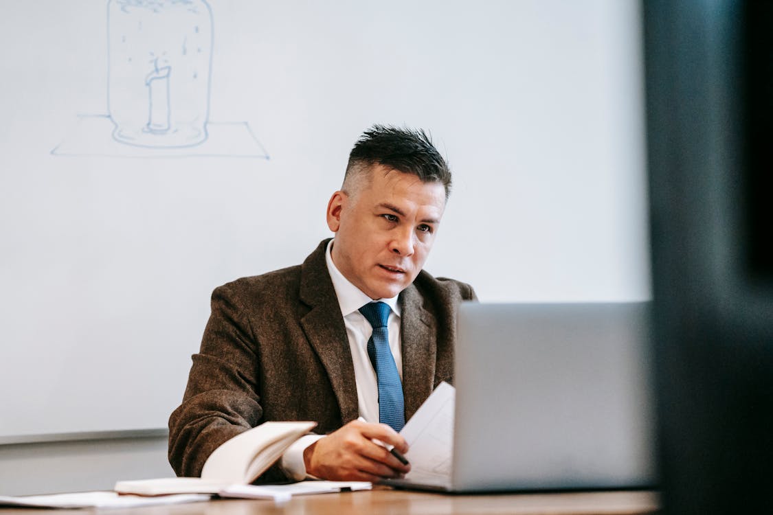 Salarié en formation professionnelle sur ordinateur portable