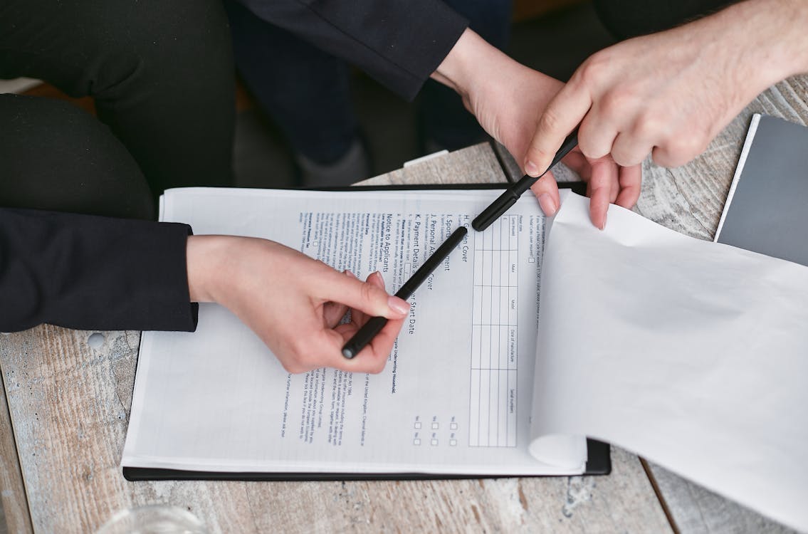 Deux dirigeants signant un accord de joint venture