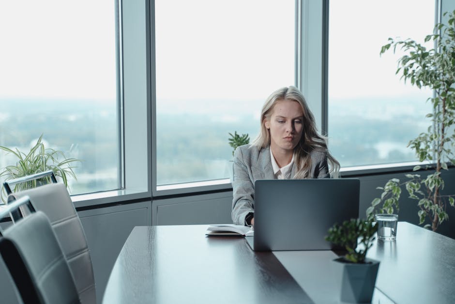 Professionnelle au travail concentrée